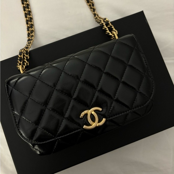 CHANEL 🖤 23A Black Shiny Leather Phone Holder on a Chain - Picture 12 of 15